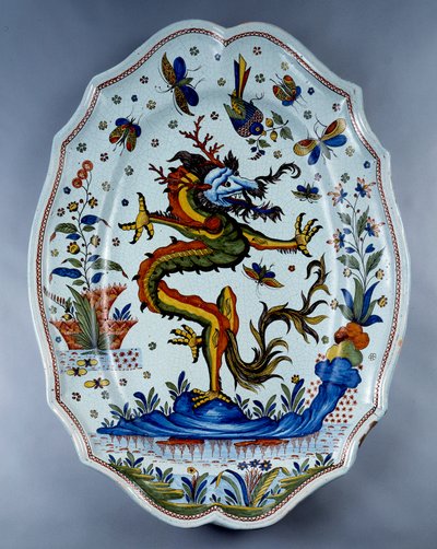 Fajansfat dekorerad med en drake. Sevres från 1700-talet. av Unknown artist