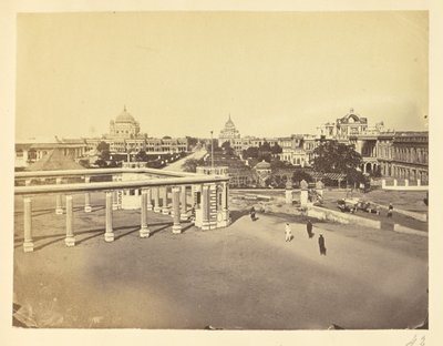 [Räfflade pelare och innergård i Kaiserbagh, Lucknow] av Unknown artist