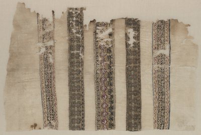 Fragment bestående av delar av tre textilier i Tiraz-stil av Unknown artist