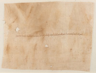 Fragment av ett plagg med broderad inskription av Unknown artist