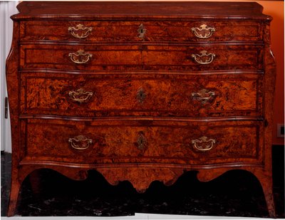 Möbler: byrå av cederträ. 1735-1745 ca. Dämpa. 97x137x68 cm Privat samling av Unknown artist