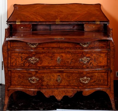 Möbler: byrå av cederträ. 1735-1745 ca. Dämpa. 97x137x68 cm Privat samling av Unknown artist