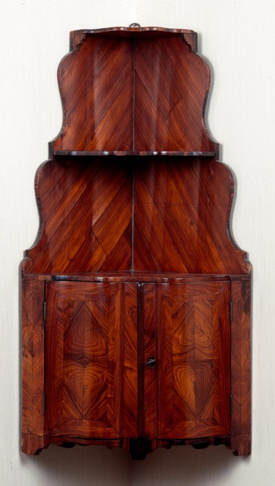 Möbler: hörnskåp med trähyllor. 1740 ca. Dämpa. 80 cm Privat samling av Unknown artist