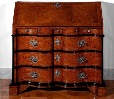 Möbler: skrivbord i cederträ. 1730-1735 ca. Sol. 115x115x55 cm Privat samling av Unknown artist