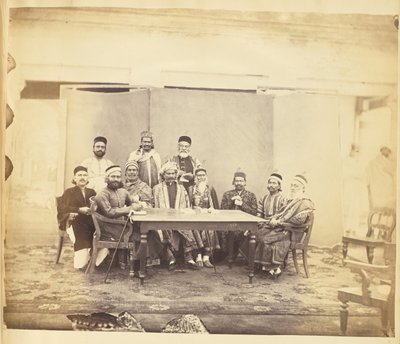 [Grupporträtt av män, Indien] av Unknown artist
