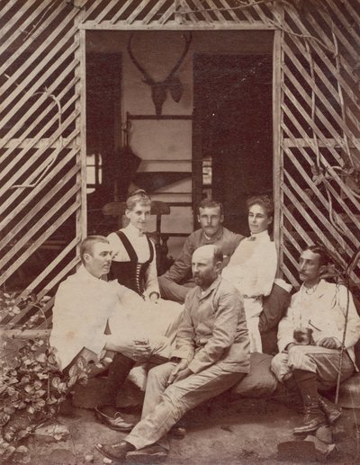Grupp tagen på Nortekande Bungalow av Unknown artist