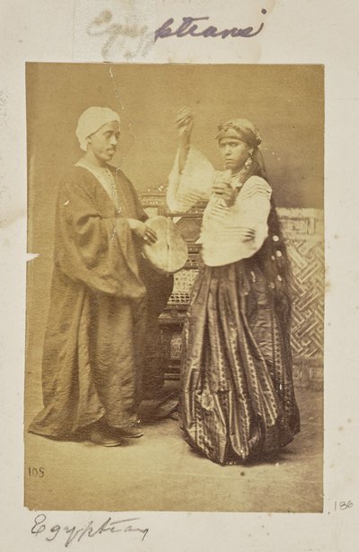 [Grupporträtt av en musiker och en dansare] av Unknown artist