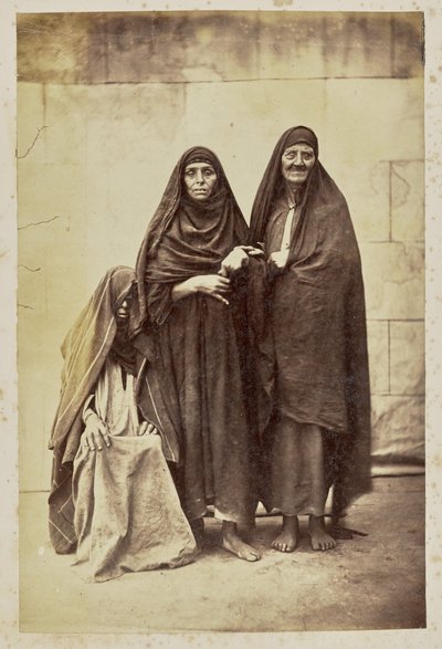 [Grupporträtt av tre kvinnor] av Unknown artist