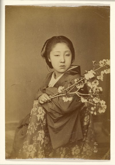 [Japansk kvinna håller blommande prunuskvist] av Unknown artist