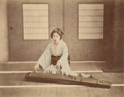 [Japansk kvinna som spelar koto] av Unknown artist
