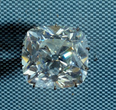 Juvel: diamant känd som Le Regent, förvärvad av Thomas Pitt, guvernör i Madras fort 1702, köpt från Pitt av regenten Philip II hertigen av Orleans (1674-1723) 1717. Paris, Louvren av Unknown artist