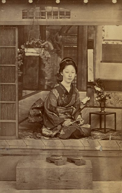 [Knäböjande japansk kvinna] av Unknown artist