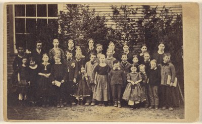 [Stor grupp skolbarn med lärare, alla står upp] av Unknown artist
