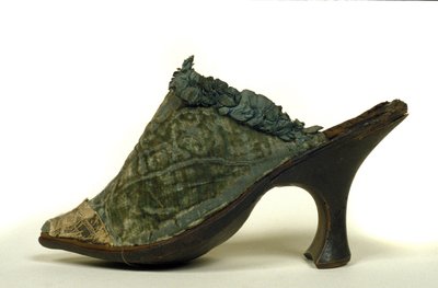 Modell av skor med klack för kvinnor från 1700-talet. av Unknown artist