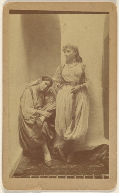 [Orientalistiskt ateljéporträtt av två kvinnor] av Unknown artist