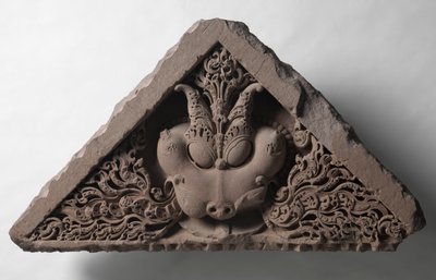 Pediment med ansiktet av Glory (Kirti-mukha) av Unknown artist