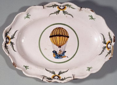 Tallrik i fajans dekorerad av representation av en uppstigning i ballong. 1700-tals privatsamling av Unknown artist