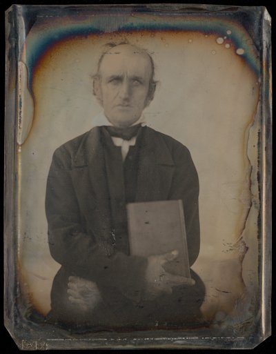 [Porträtt av en man med muttonchop- morrhår som håller i en bok] av Unknown artist