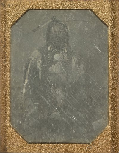 [Porträtt av en amerikansk indiansk man] av Unknown artist