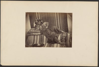 [Liggande algerisk odalisque, Ouled Nail-stammen] av Unknown artist
