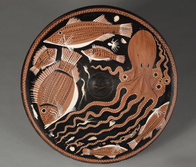Fisktallrik med röda figurer: bläckfisk, mulle, braxen, skaldjur av Unknown artist