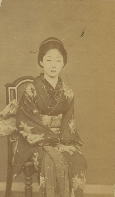 [Sittande japansk kvinna] av Unknown artist