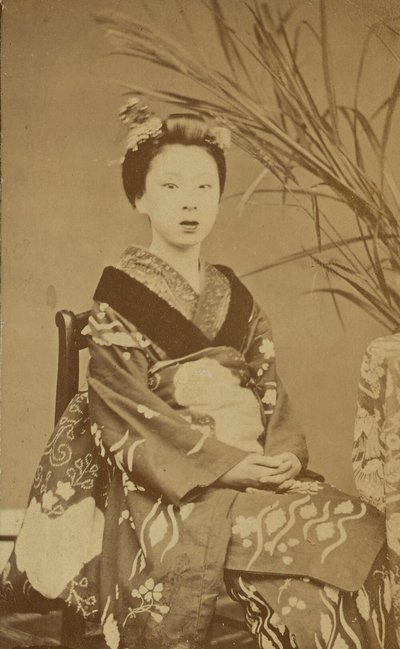 [Sittande japansk kvinna] av Unknown artist