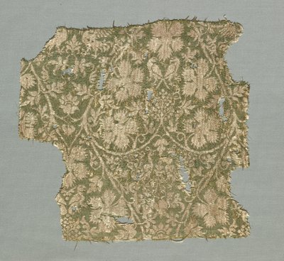 Sidenfragment med rullande vinstockar, druvblad, vindruvor och fåglar av Unknown artist