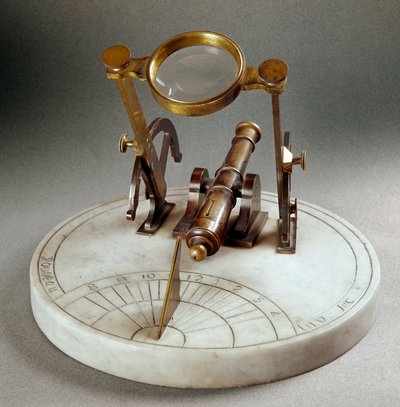 Solklocka som kallas "" Cannon de midi"" (Cannone di mezzogiorno): den består av en marmorplatta eller är graverad som en meridian. En tiltlins gör det möjligt att avfyra pulvret från en liten mässingslös tunna vid middagstid. Diameter 30 cm. Realiserat av av Unknown artist