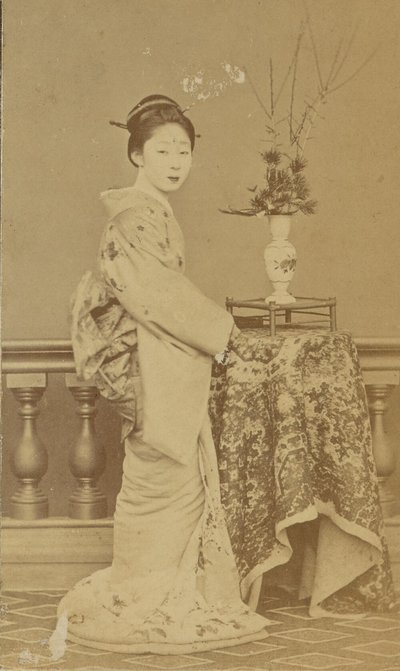 [Stående japansk kvinna] av Unknown artist