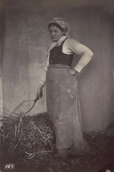 [Stående kvinna med lie] av Unknown artist