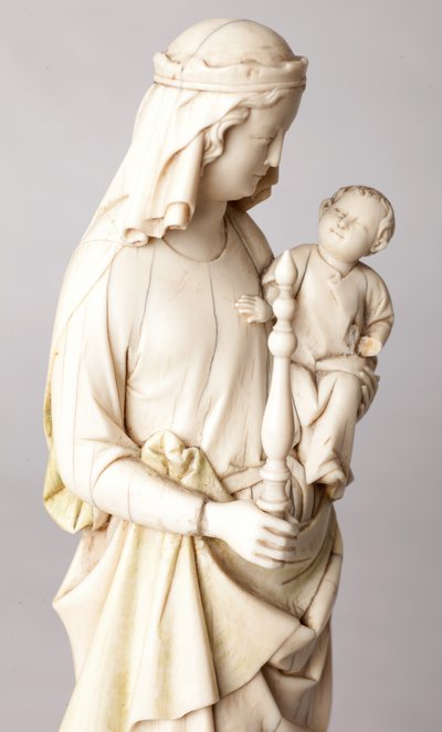 Staty. Madonna och barn. Gåva av Mgr Cantineau, dekanus för katedralkapitlet. Elfenben. 1200-talet. Detalj, byst. av Unknown artist