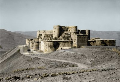 Slottfortet Krak of the Knights med anor från korstågen ligger i västra Syrien, 1930. av Unknown artist