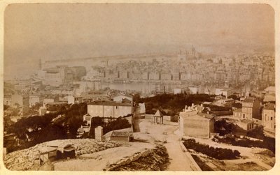 Staden Marseille och dess omgivningar runt 1885 -1890: Översikt över Notre Dame de la garde, Privat samling av Unknown artist