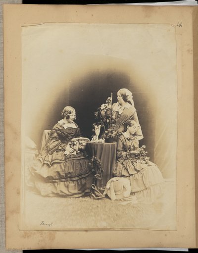 [Tre kvinnor med blommor] av Unknown artist