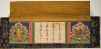 Titelsida och framsida av ett buddhistiskt manuskript med Manjusri (vänster) och Mantramanudharani, en Pancharaksha-gudinna (höger) av Unknown artist