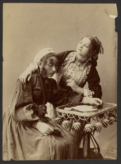 [Två kvinnor vid skrivbord] av Unknown artist