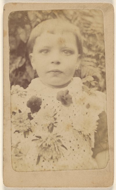 [Oidentifierad liten flicka iförd blommig klänning] av Unknown artist