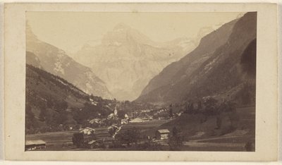 [Oidentifierad dalvy med berg i mitten av bakgrunden] av Unknown artist