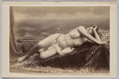Utan titel (liggande naken på matta mot målad bakgrund av vågor) av Unknown artist
