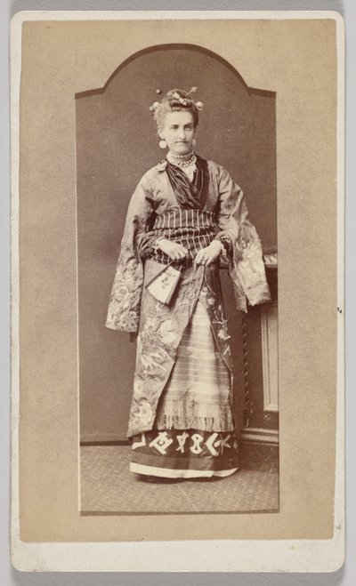 Utan titel (vit kvinna i japansk kimono med solfjäder) av Unknown artist