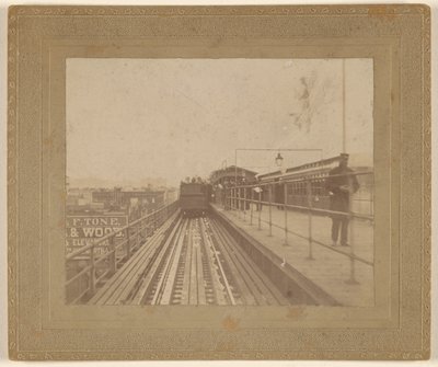 [Vy över ett tåg som avgår från stationen] av Unknown artist