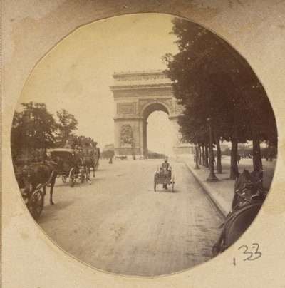 [Vy över Triumfbågen, Paris, Frankrike, med vagnar på gatan] av Unknown artist