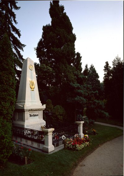 Utsikt över den tyske kompositören Ludwig van Beethovens (1770 - 1827) grav på centralkyrkogården i Wien (Zentralfriedhof), Österrike av Unknown artist