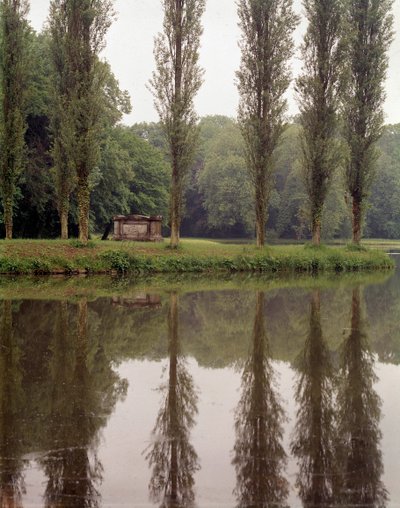 Utsikt över den schweiziske filosofen Jean Jacques Rousseaus (1712-1778) grav i Ermenonville (Oise) av Unknown artist