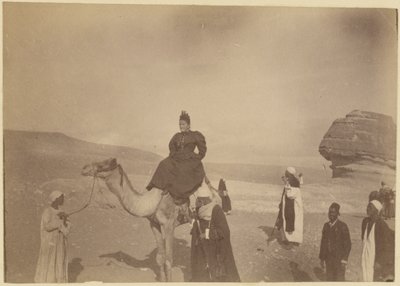 [Kvinna som rider på en kamel] av Unknown artist