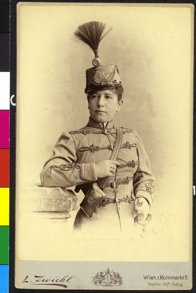 Kvinna i uniform av Unknown artist