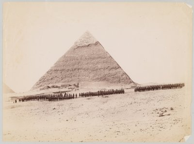 19:e husarer bildades framför en pyramid i Giza, Egypten, cirka 1882 av Unknown