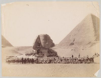 42:a Highlanders framför sfinxen i Giza, Egypten av Unknown photographer
