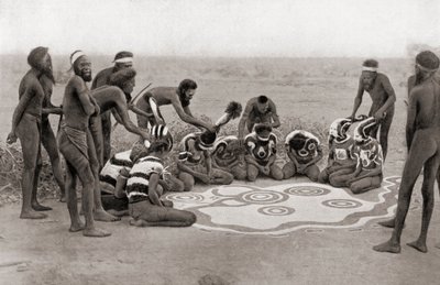 En totemisk ceremoni av Warramunga-stammen, Australien av Unknown photographer